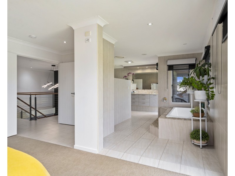 8 Riverside Terrace, Windaroo QLD 4207