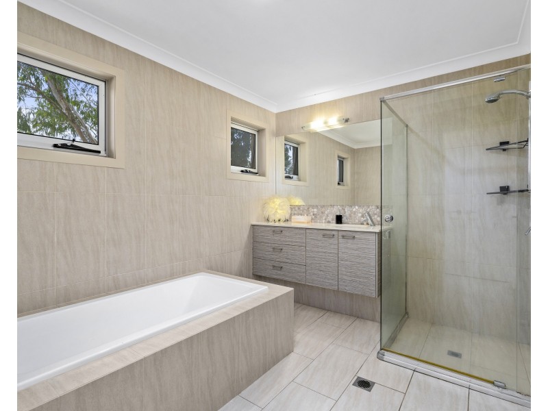 8 Riverside Terrace, Windaroo QLD 4207