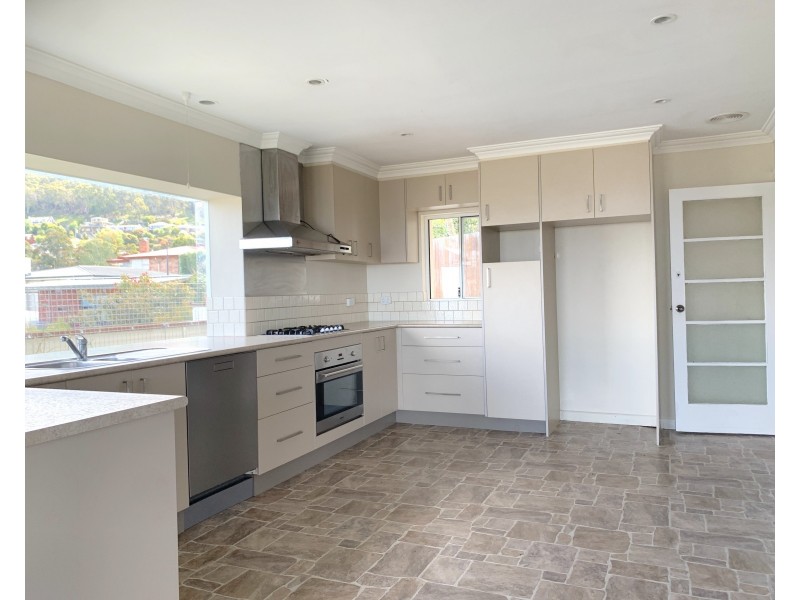 11 Hooper Crescent, Mount Stuart TAS 7000