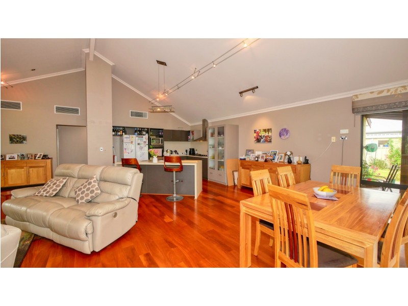 8 Marsupial Bend, Broadwater WA 6280