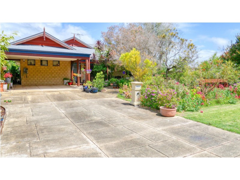 8 Marsupial Bend, Broadwater WA 6280