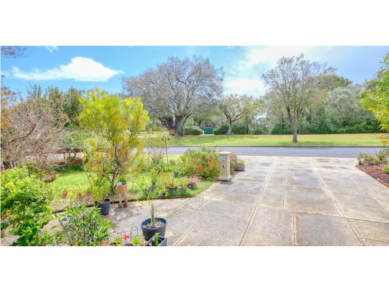 8 Marsupial Bend, Broadwater WA 6280