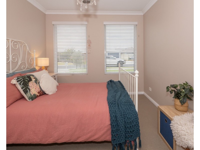 10 Tweed Street, Yalyalup WA 6280