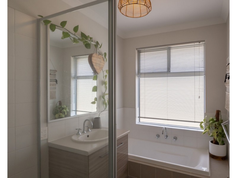 10 Tweed Street, Yalyalup WA 6280