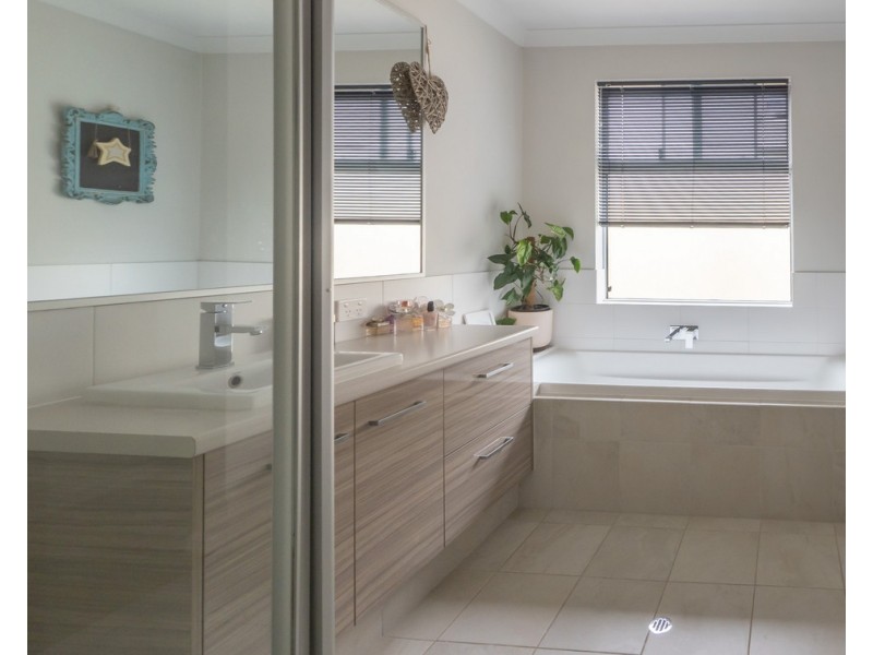 10 Tweed Street, Yalyalup WA 6280