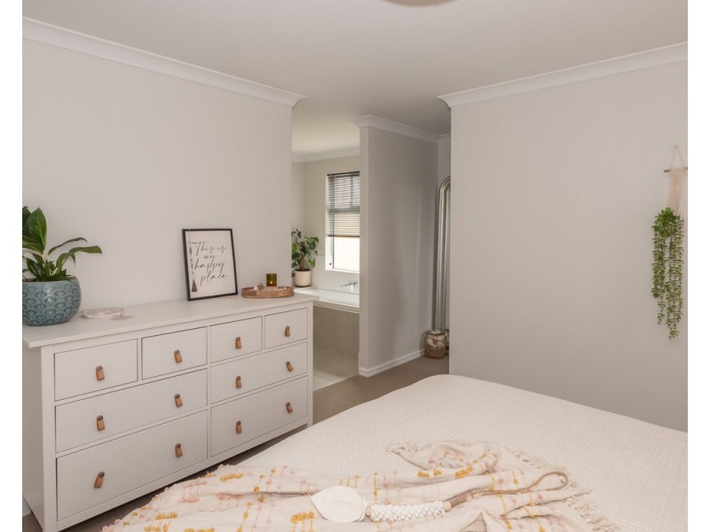 10 Tweed Street, Yalyalup WA 6280