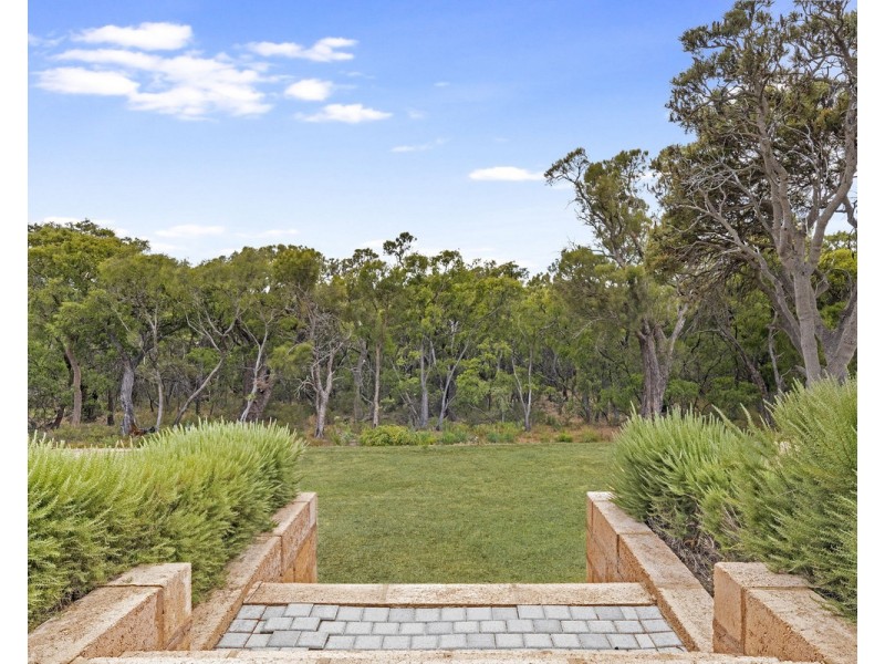 18 SAINSBURY Loop, Yallingup WA 6282