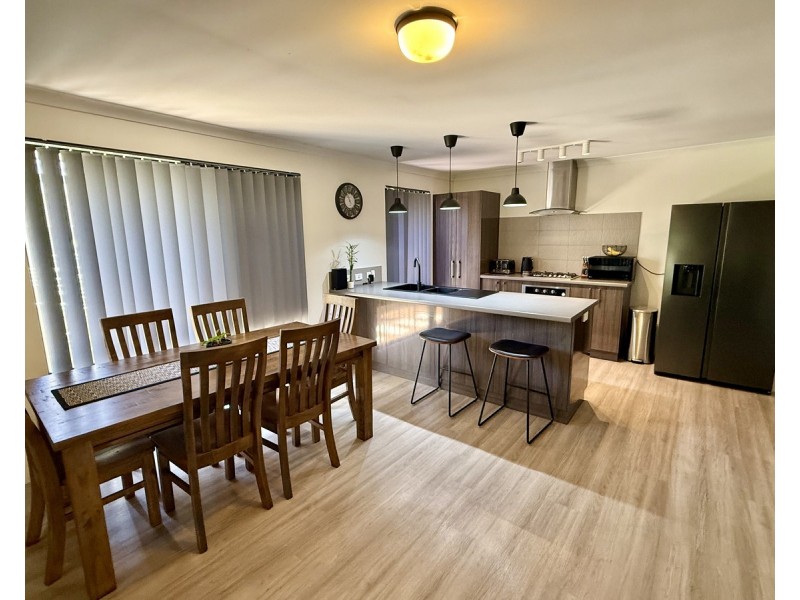 10 Castellar Pass, Yalyalup WA 6280