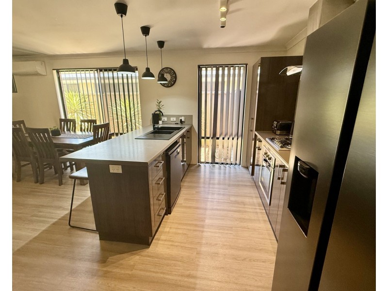 10 Castellar Pass, Yalyalup WA 6280