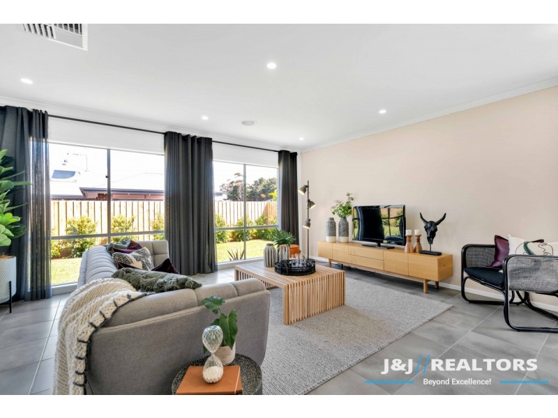 12 Waterman Drive, Clyde VIC 3978