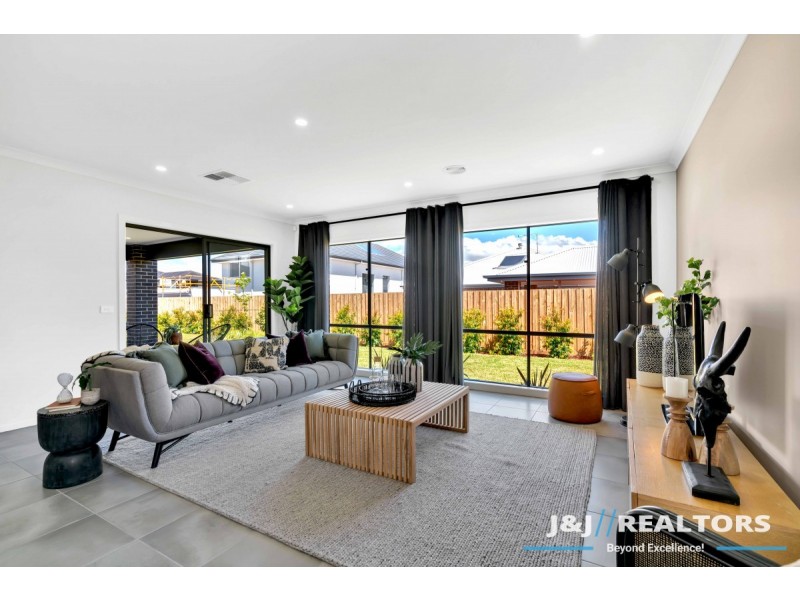 12 Waterman Drive, Clyde VIC 3978