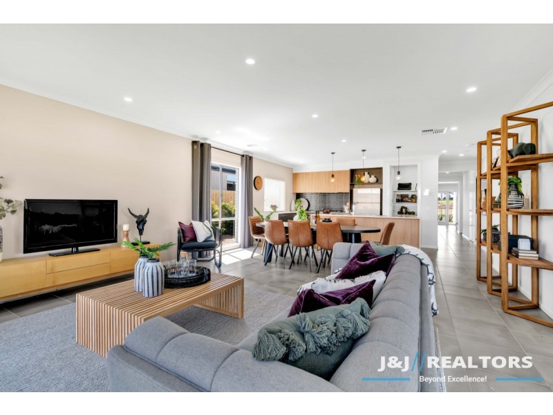 12 Waterman Drive, Clyde VIC 3978