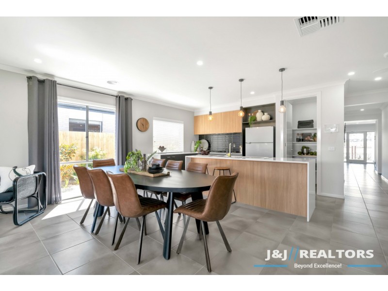 12 Waterman Drive, Clyde VIC 3978