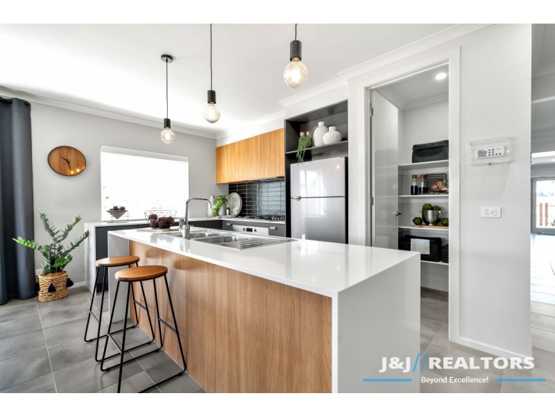 12 Waterman Drive, Clyde VIC 3978