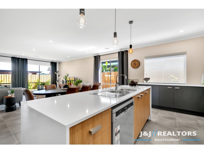12 Waterman Drive, Clyde VIC 3978