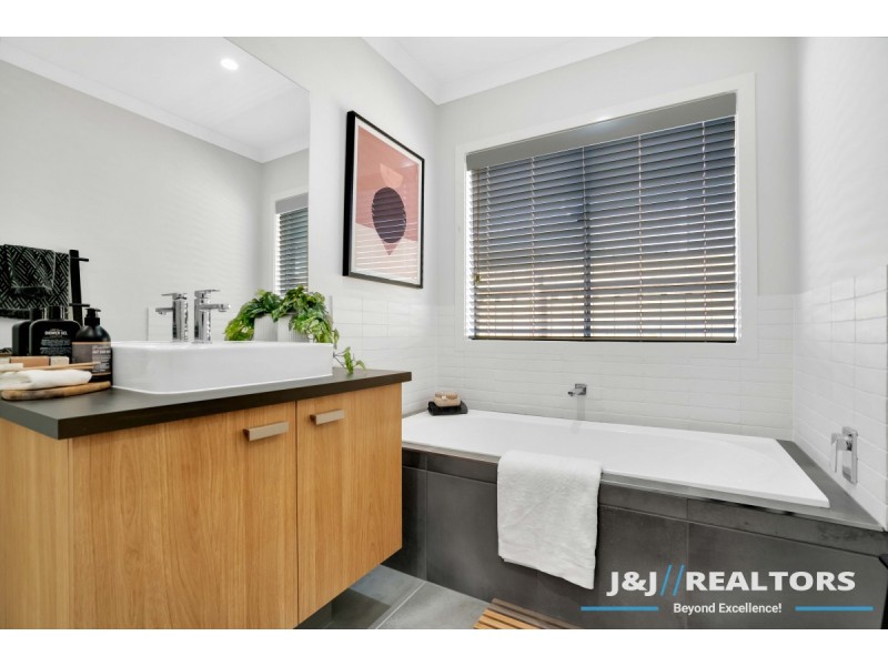 12 Waterman Drive, Clyde VIC 3978