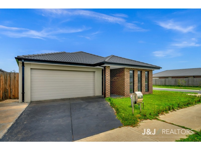 2 Elmtree Crescent, Clyde North VIC 3978