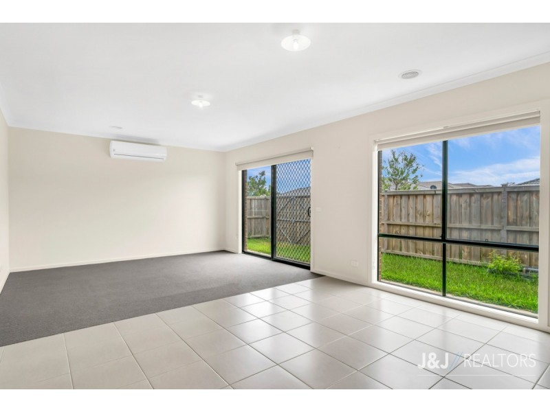 2 Elmtree Crescent, Clyde North VIC 3978