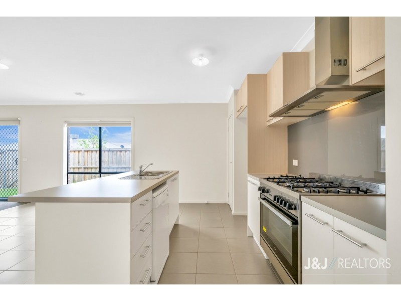 2 Elmtree Crescent, Clyde North VIC 3978