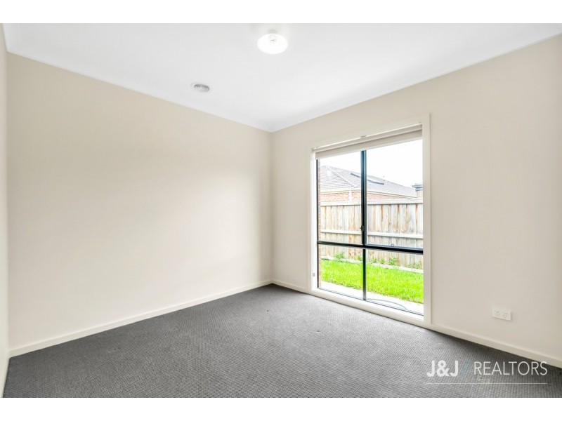 2 Elmtree Crescent, Clyde North VIC 3978