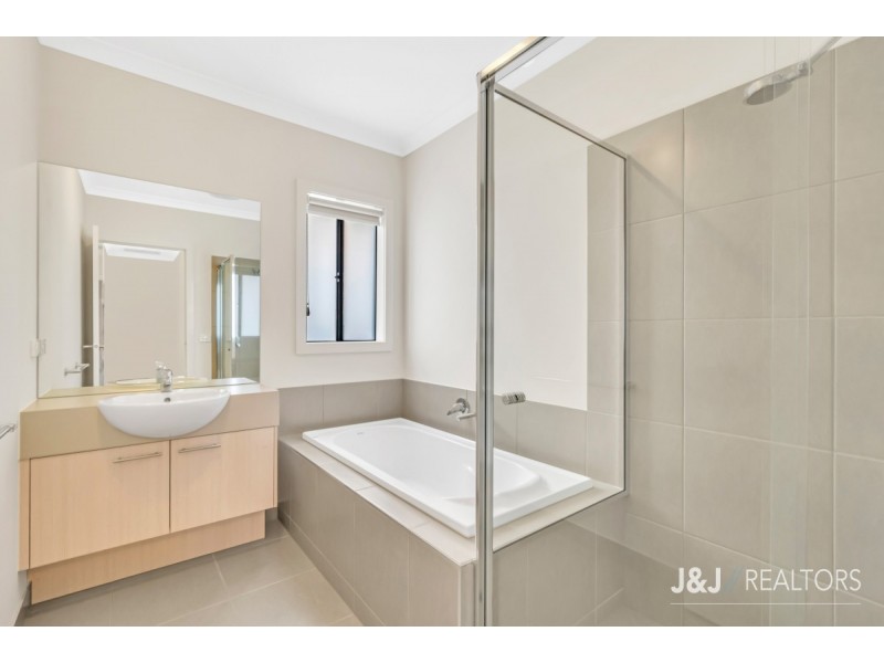 2 Elmtree Crescent, Clyde North VIC 3978