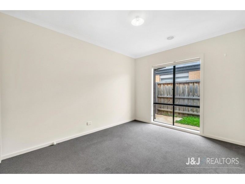 2 Elmtree Crescent, Clyde North VIC 3978