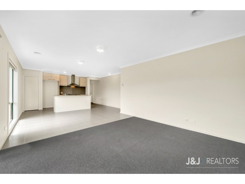 2 Elmtree Crescent, Clyde North VIC 3978