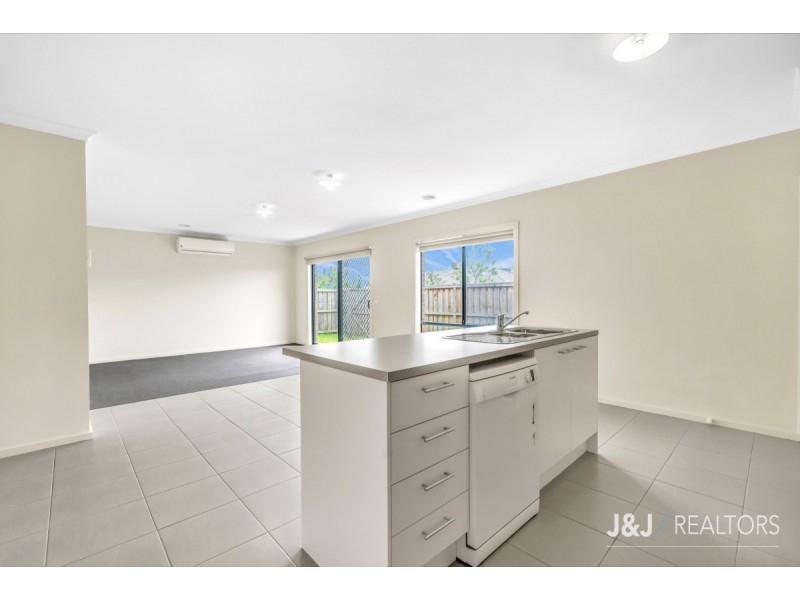 2 Elmtree Crescent, Clyde North VIC 3978