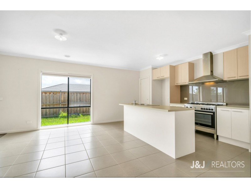 2 Elmtree Crescent, Clyde North VIC 3978