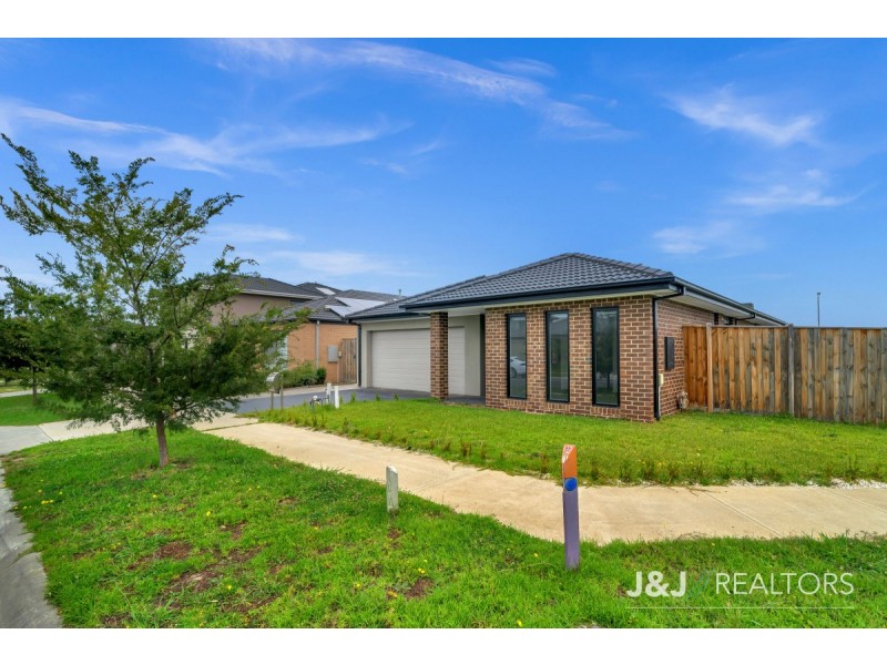 2 Elmtree Crescent, Clyde North VIC 3978