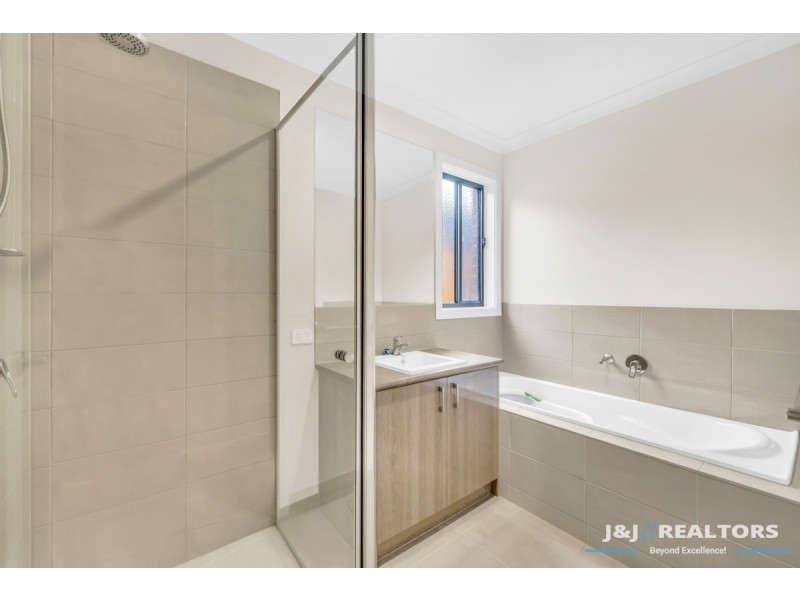 40 Jackwood Drive, Clyde North VIC 3978