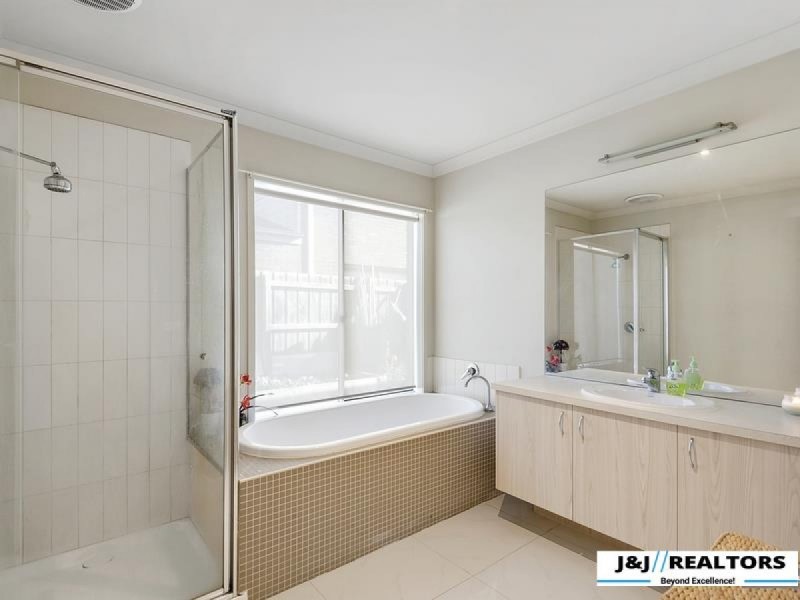 11 GOLDEN GROVE Drive, Narre Warren South VIC 3805