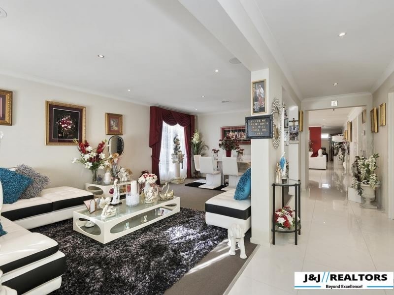 11 GOLDEN GROVE Drive, Narre Warren South VIC 3805