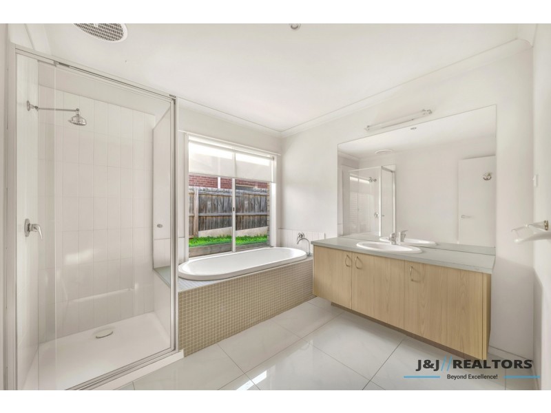 11 Goldengrove Drive, Narre Warren South VIC 3805