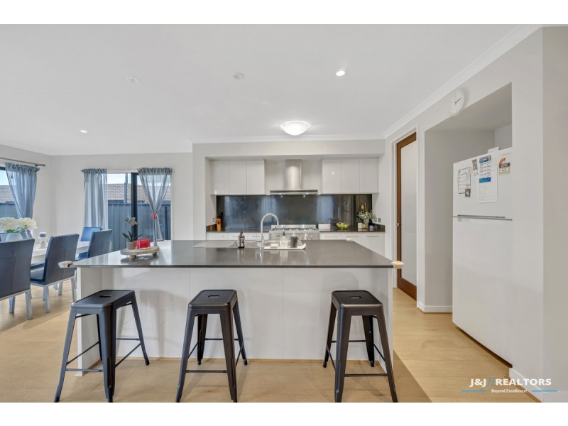 4 Bellhaven Circuit, Clyde North VIC 3978