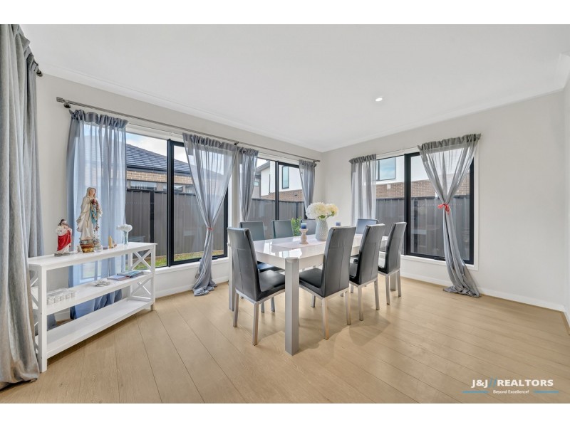 4 Bellhaven Circuit, Clyde North VIC 3978