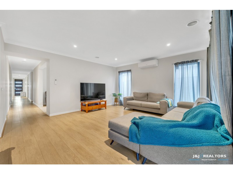 4 Bellhaven Circuit, Clyde North VIC 3978