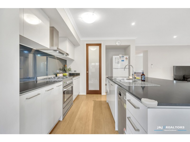 4 Bellhaven Circuit, Clyde North VIC 3978