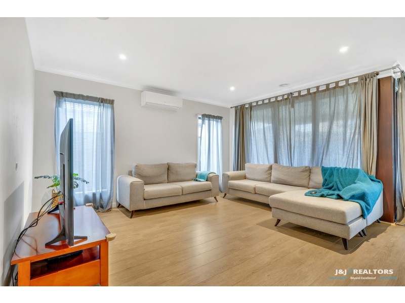 4 Bellhaven Circuit, Clyde North VIC 3978