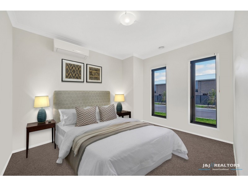 4 Bellhaven Circuit, Clyde North VIC 3978