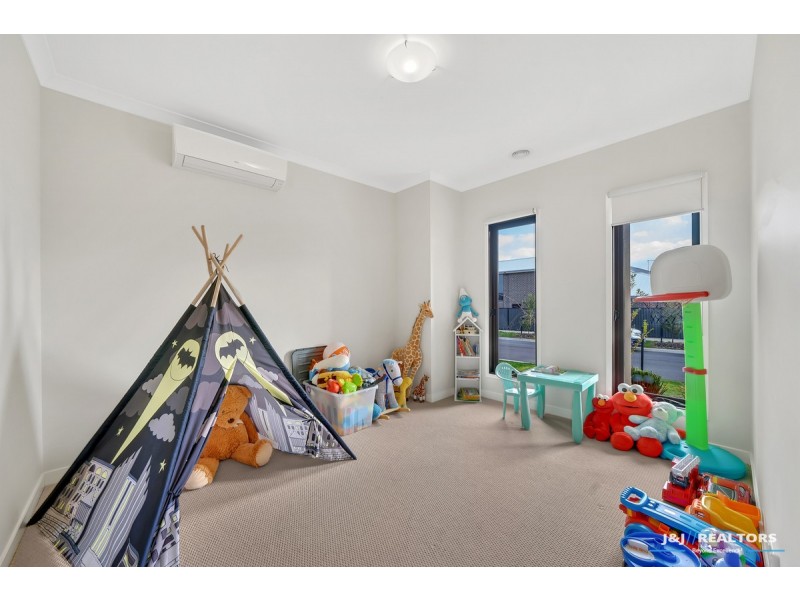 4 Bellhaven Circuit, Clyde North VIC 3978