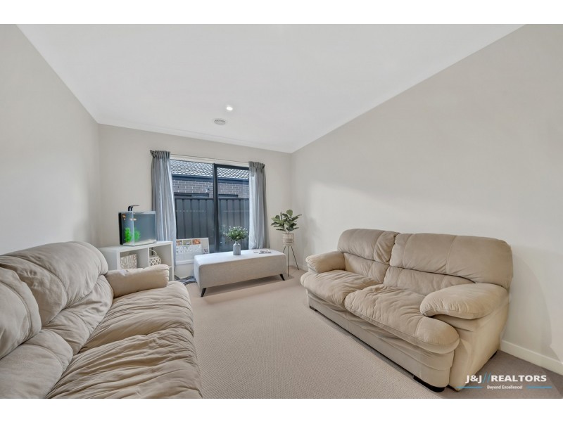 4 Bellhaven Circuit, Clyde North VIC 3978