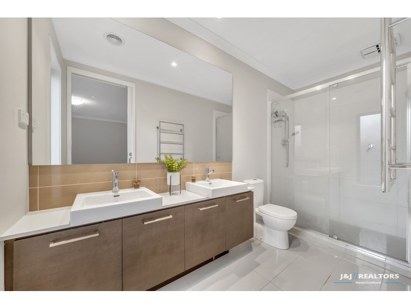 4 Bellhaven Circuit, Clyde North VIC 3978