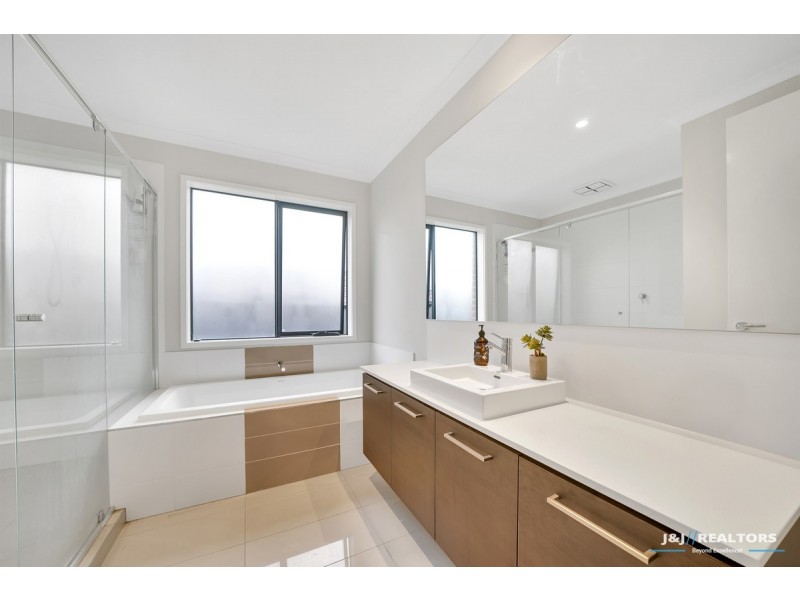 4 Bellhaven Circuit, Clyde North VIC 3978