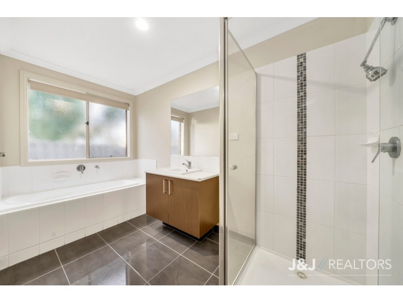 10 Pedigree Grove, Cranbourne East VIC 3977