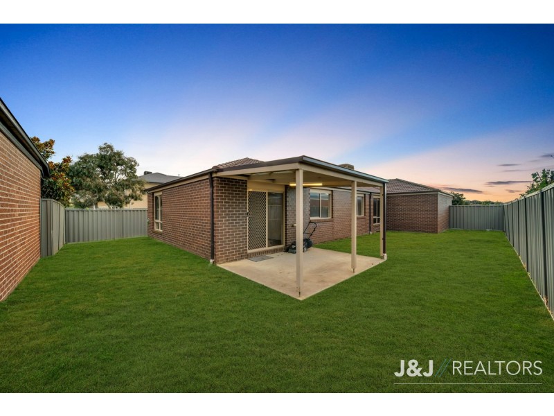 10 Pedigree Grove, Cranbourne East VIC 3977