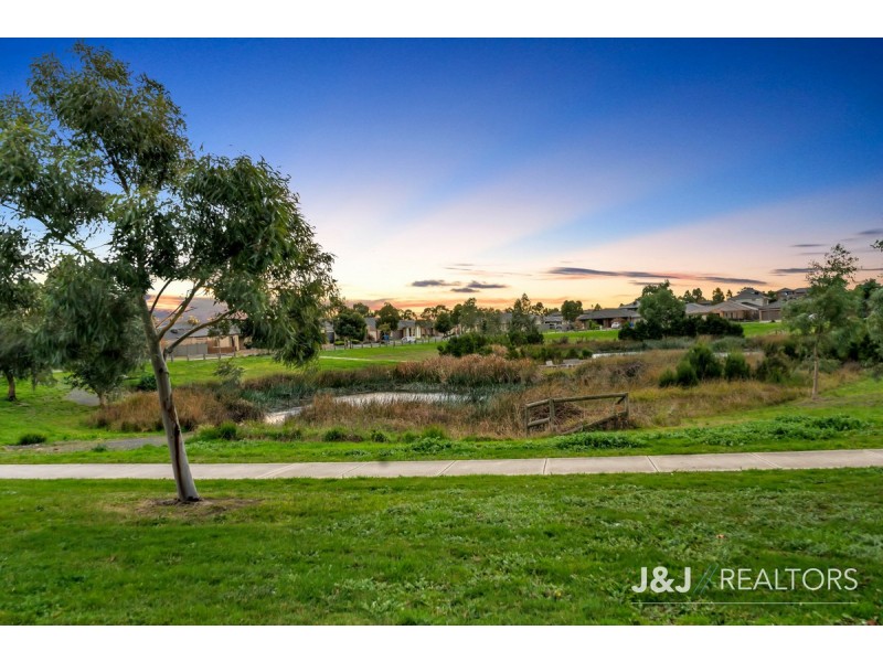 10 Pedigree Grove, Cranbourne East VIC 3977