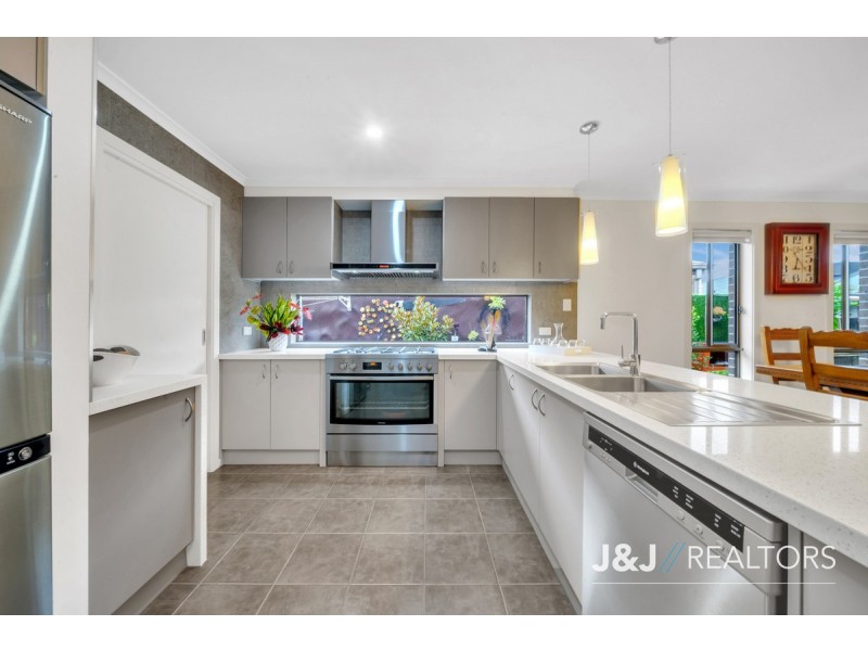8 Sutton Rise, Cranbourne North VIC 3977