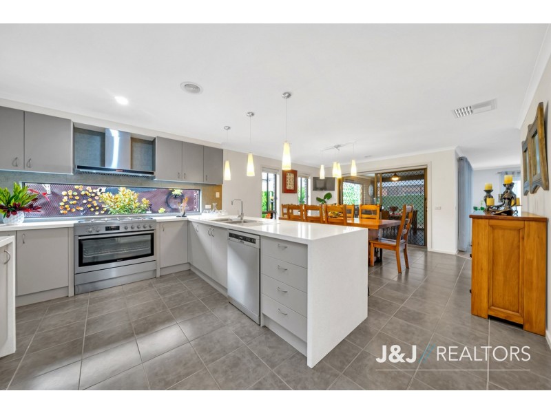 8 Sutton Rise, Cranbourne North VIC 3977