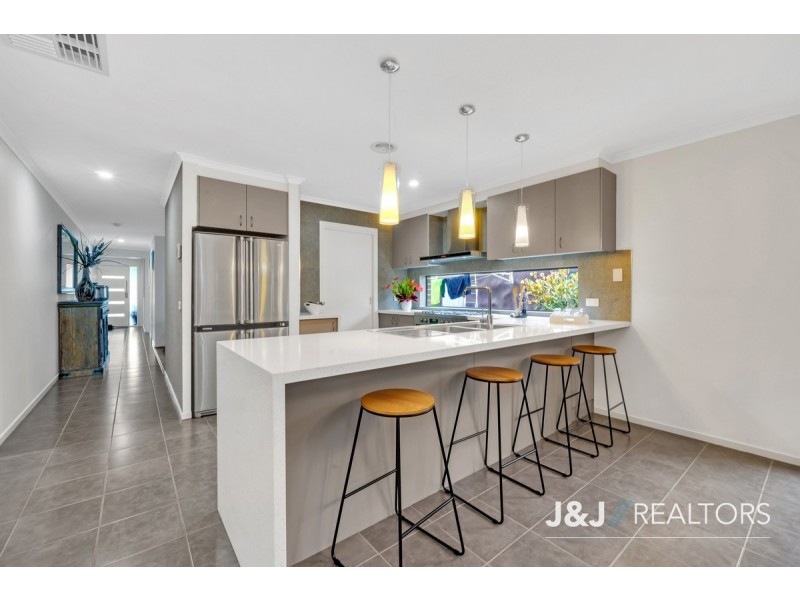 8 Sutton Rise, Cranbourne North VIC 3977